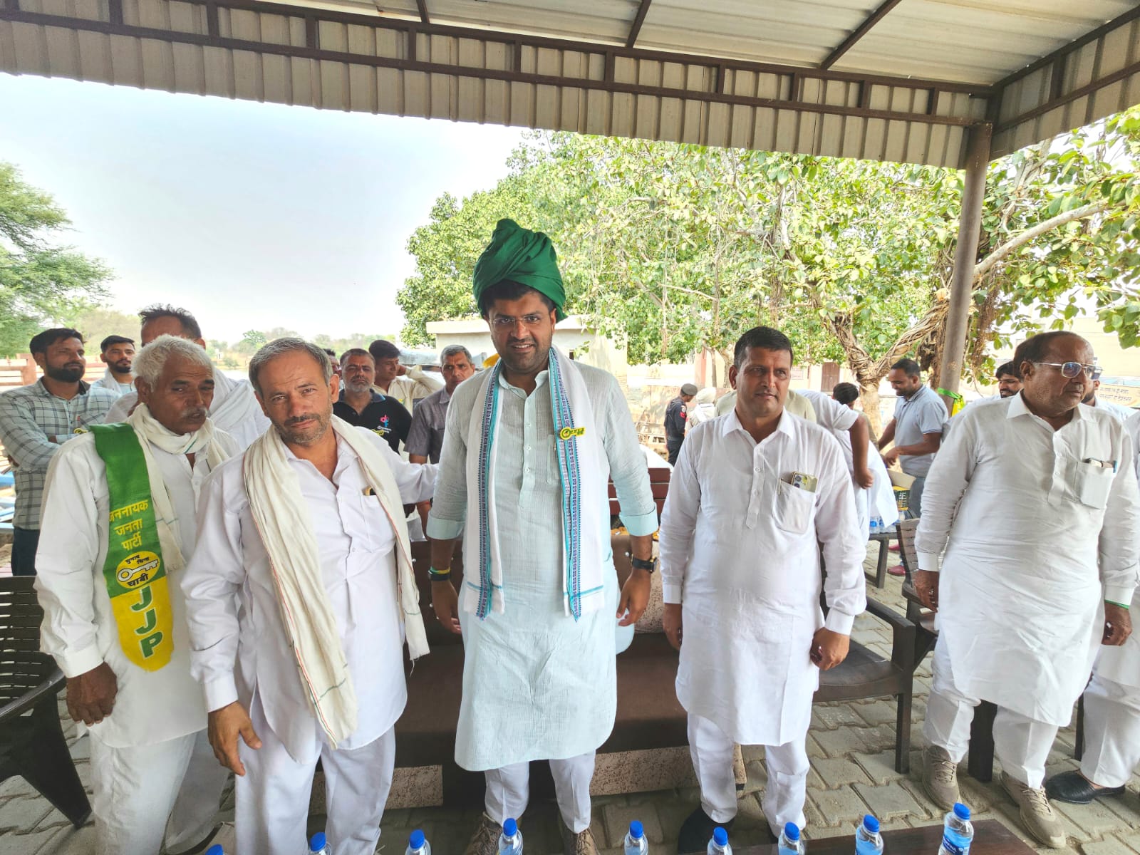 सन्दोल गांव में हरियाणा के पूर्व उपमुख्यमंत्री दुष्यत चौटाला का ग्रामीणों ने किया जोरदार स्वागत।